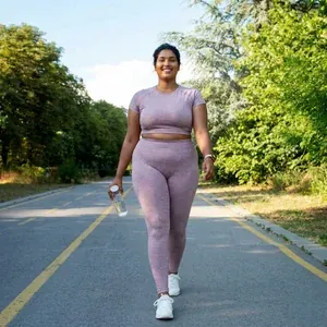 Mulher caminhando com bem-estar após usar ZenFit Caps